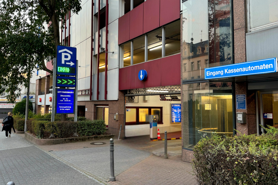 Smart Parking in Wiesbaden: WiBau digitalisiert Parkhäuser mit Kennzeichenerkennung.