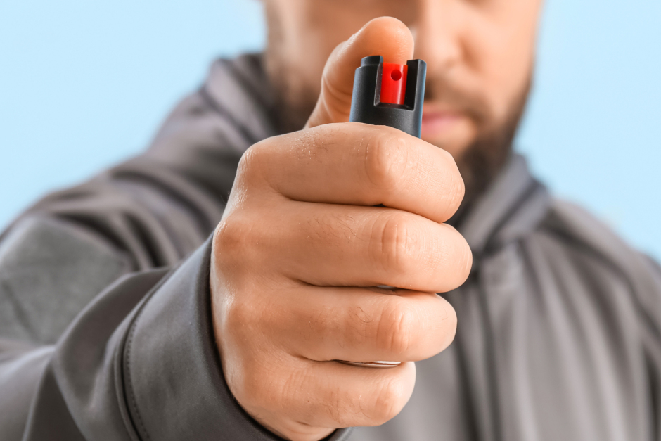 Pfefferspray-Einsatz in Wiesbaden am Samstagabend. Streit eskaliert auf offener Straße. Zwischen Faust und Spray – Polizei ermittelt nach hitziger Auseinandersetzung in der Hellmundstraße.