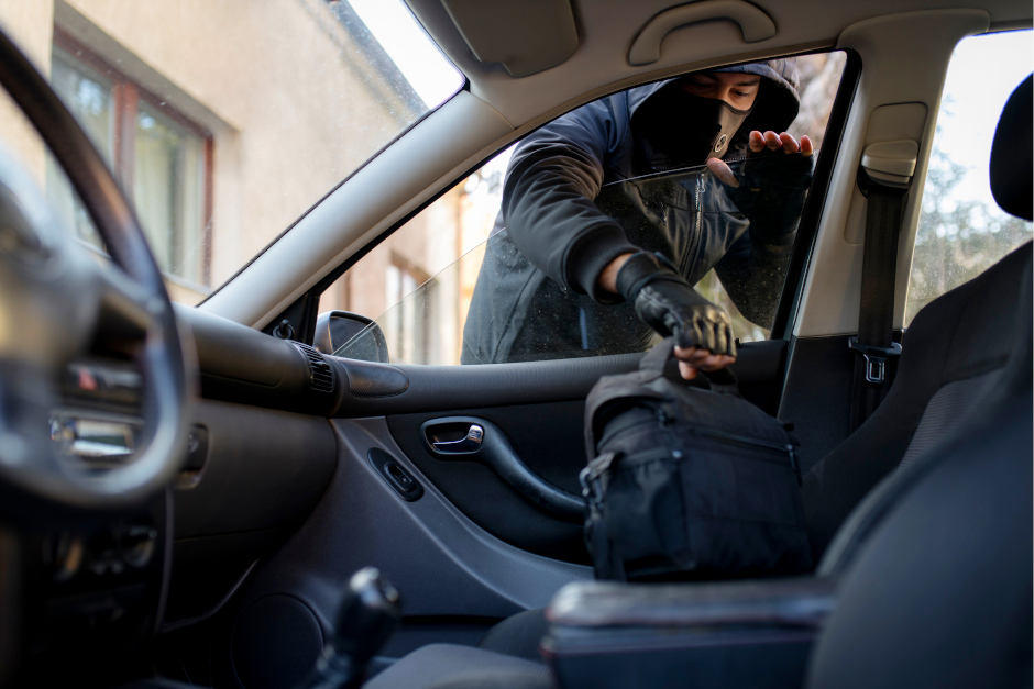 Nächtliche Diebestour in Wiesbaden-Schierstein. Autoknacker räumen sieben Fahrzeuge leer.
