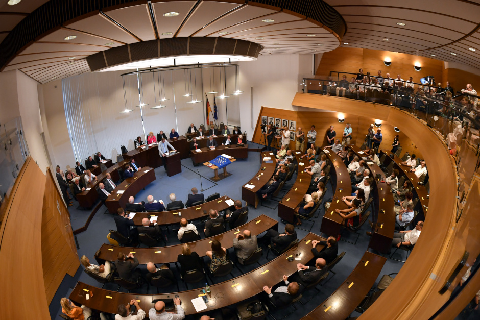 Die Zukunft Wiesbadens steht im Mittelpunkt der nächsten öffentlichen Sitzung der Stadtverordnetenversammlung. Am kommenden Donnerstag, 3. Juli, ab 16:00 Uhr, kommen die Stadtverordneten im Rathaus, Schlossplatz 6, im Stadtverordnetensitzungssaal zusammen, um über eine Vielzahl entscheidender Themen zu beraten, die die Entwicklung der Stadt maßgeblich beeinflussen werden.