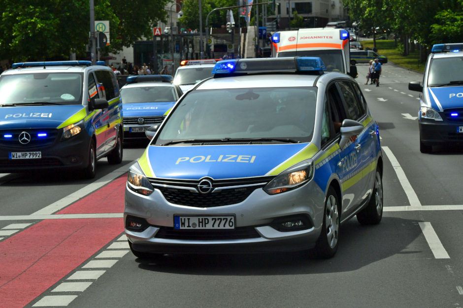Mann leitet Widerstand am Donnerstagabend in Wiesbaden. Polizei muss Taser einsetzen.