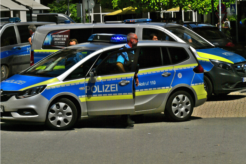Drama in Delkenheim: Lautstarker Streit eskaliert auf offener Straße – Messer im Spiel, Widerstand gegen die Polizei am Montag in Wiesbaden-Delkenheim.