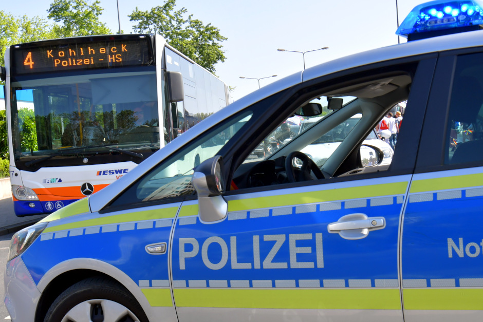 Frau beim Aussteigen aus Linienbus am Montagmorgen in Wiesbaden unsittlich berührt.