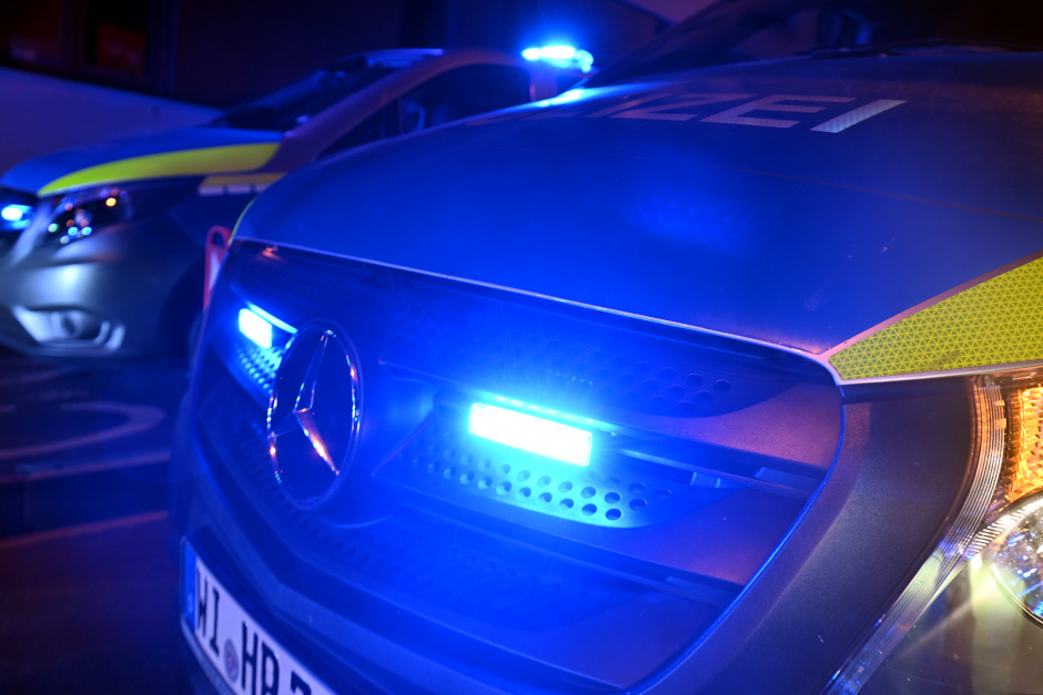 Ein 16-jähriger Jugendlicher hat am Freitagabend in Wiesbaden für einen spektakulären Polizei-Einsatz gesorgt. Mit einem schwarzen Roller, illegal unterwegs auf einem Bussonderstreifen, ignorierte er jede Aufforderung zum Anhalten – und krachte am Ende in einen Streifenwagen.
