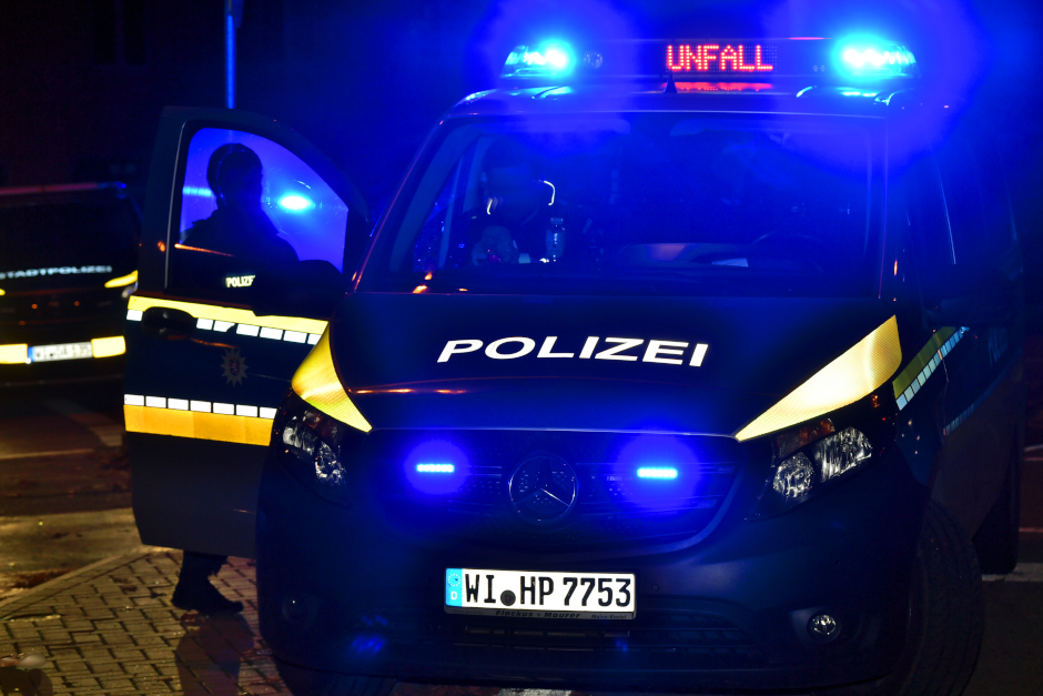 Promillefahrt endet auf dem Bordstein in der Nacht zum Samstag in Wiesbaden. Alkohol-Unfall auf der Mainzer Straße.