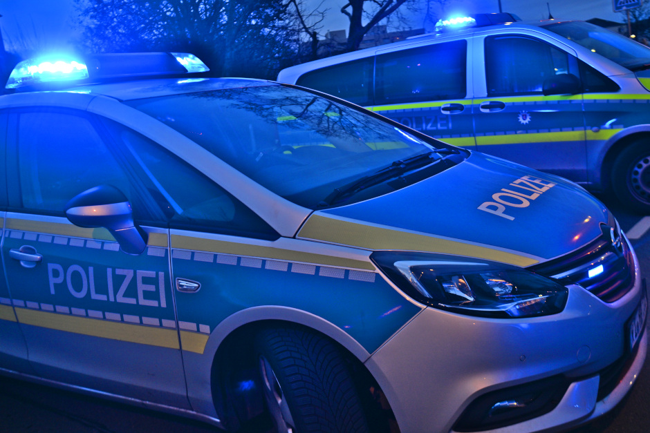 Schussähnliche Geräusche sorgen für Großeinsatz der Polizei in Wiesbaden-Rambach am MIttwochabend. Polizeihubschrauber im Einsatz – Ursache bisher unklar – Warnung vor gefährlicher Laserattacke auf Piloten.