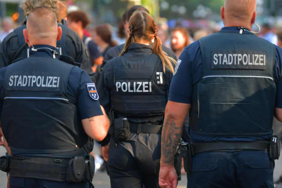 Nächtliche Großkontrollen in Wiesbaden: Polizei zeigt klare Kante gegen Unsicherheit am diesem Wochenende.