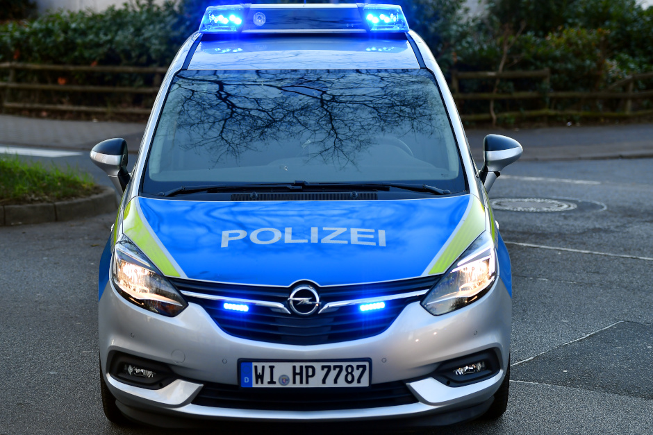 Schock in der Nixenstraße in Wiesbaden. 10-Jähriger von Räuber am Mittwochabend zu Boden gestoßen – Polizei jagt Täter mit "Ziegenbart" und Badeschlappen.
