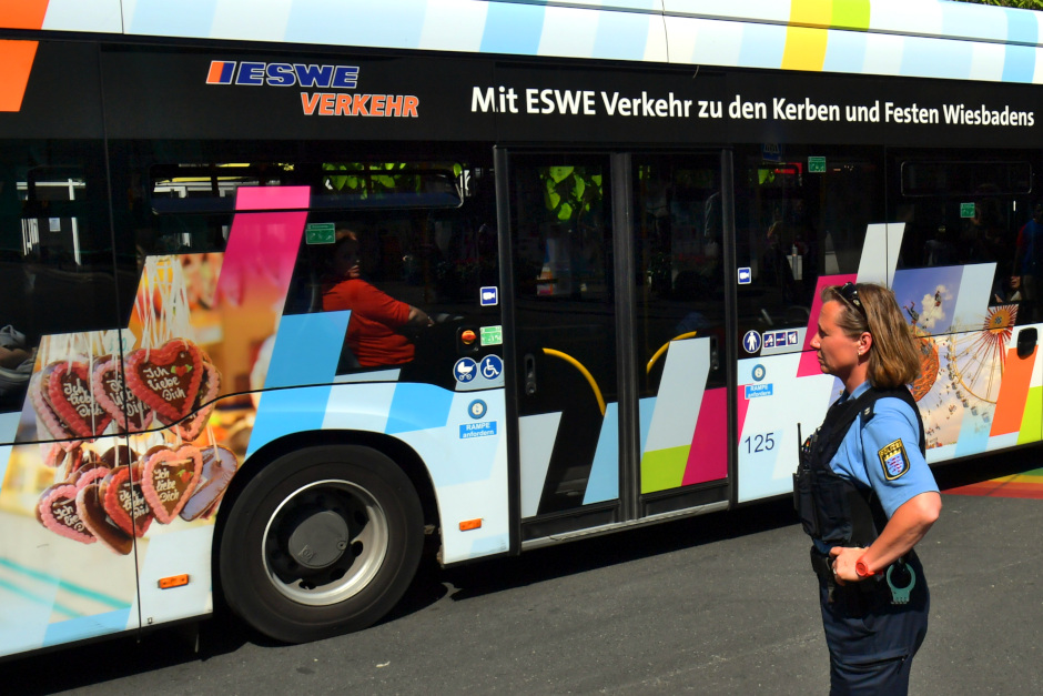 Vandalismus am Bussteig. Ein Unbekannter beschädigte Tür eines Linienbusses am Sonntagnachmittag in Wiesbaden.