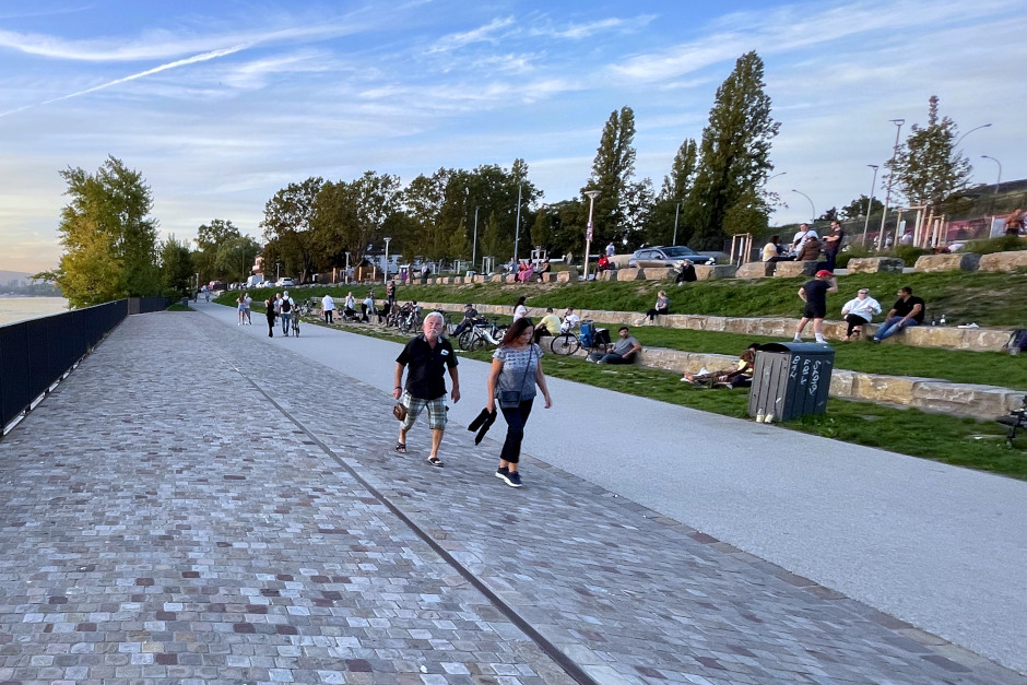 Schluss mit illegalem Verkehr: Wiesbaden installiert neue Schranke am Kasteler Rheinufer – Probebetrieb startet im Juli.