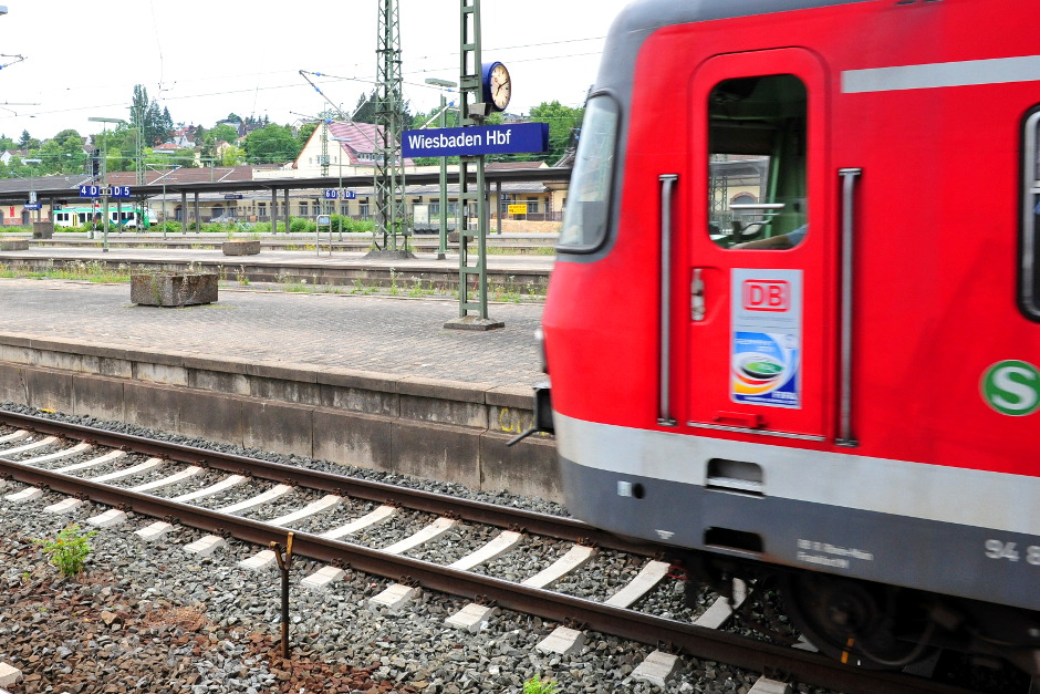 Bahnstrecke wird saniert: Einschränkungen bei der RB 10 ab Juni 2025. Deutsche Bahn beginnt mit vorbereitenden Arbeiten zwischen Troisdorf und Wiesbaden – Auswirkungen auf Fahrgäste erwartet.