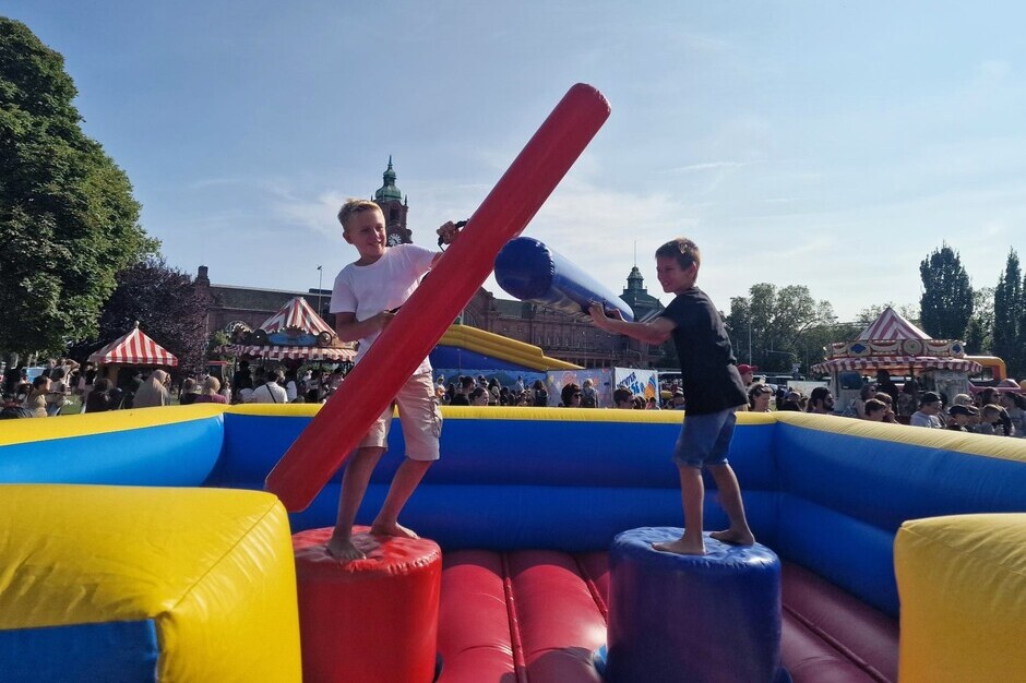 Zum Start der hessischen Sommerferien findet die Sommerwiese in den Wiesbadener Reisinger Anlagen statt.