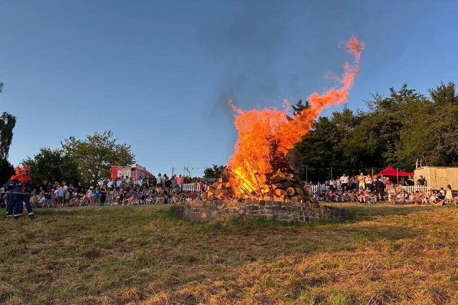 In Wiesbaden-Sonnenberg begeisterte das Sonnenwendfeuer der Freiwilligen Feuerwehr Groß und Klein.