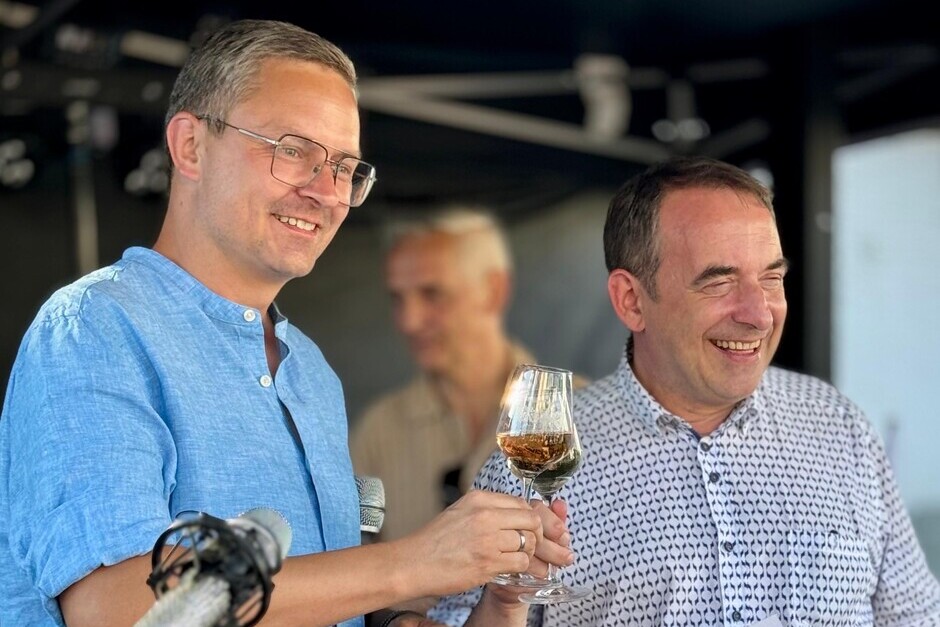 Finanzminister Lorz unterstützt den Kultursommer im Wiesbadener Vorort Breckenheim mit 1000 Euro aus Lottomitteln.
