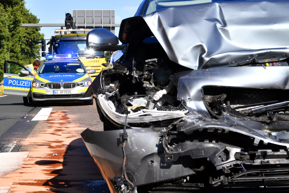 Unfall mit Folgen: 57-Jährige fährt betrunken und ohne Führerschein auf drei Autos am Mittwoch in Wiesbaden-Dotzheim auf.
