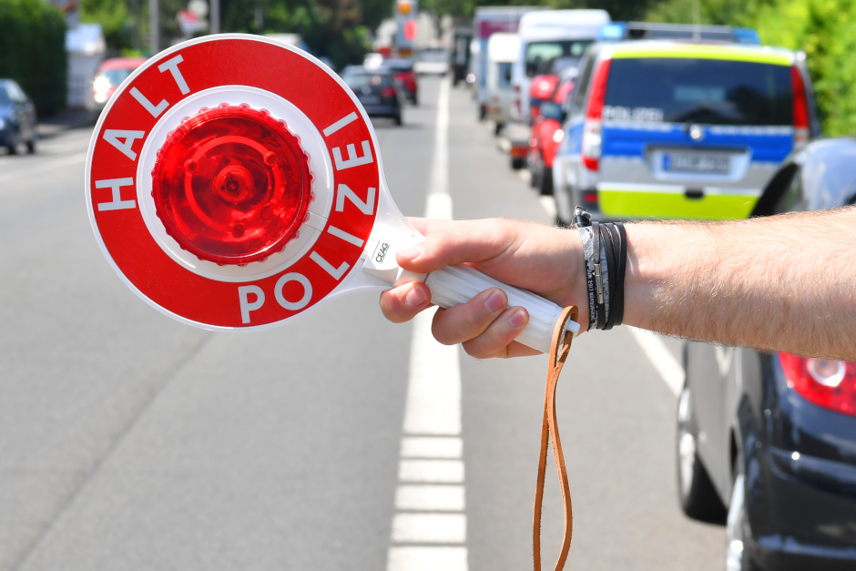 Verkehrskontrolle auf der Schiersteiner Straße in Wiesbaden. Polizei stoppt Regelbrecher im Berufsverkehr. Sechs Autofahrer nutzen verbotene Spur.