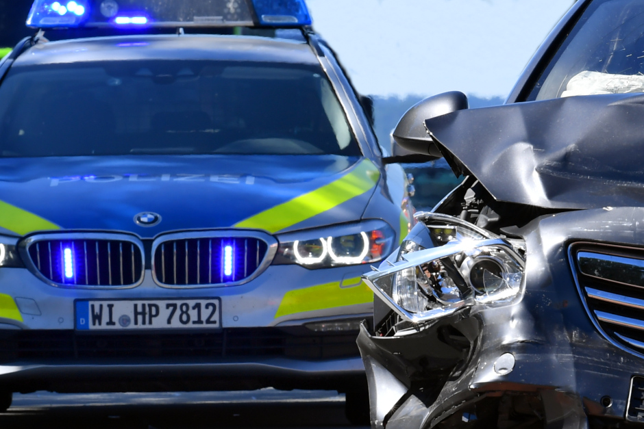 Volltrunken, zweimal gecrasht am Samstag im Wiesbaden-Kastel. Wiesbadener Fahrer liefert sich selbst ans Messer.
