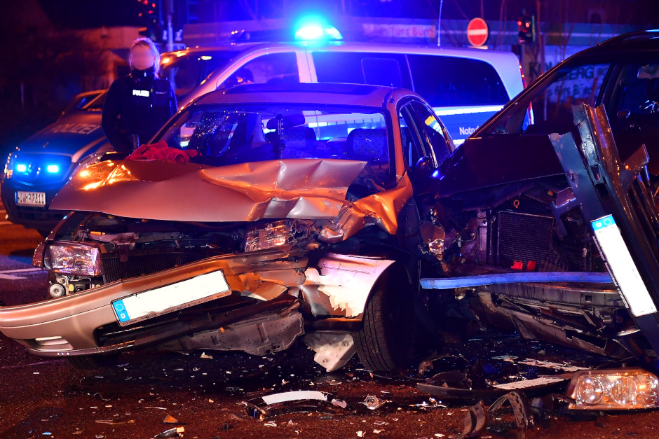 Schwerer Unfall in Mainz-Kastel: Sieben Menschen bei nächtlichem Zusammenstoß verletzt. Ernst-Galonske-Straße: Zwei Fahrzeuge krachen zusammen – Ampel umgerissen, Straße zeitweise gesperrt