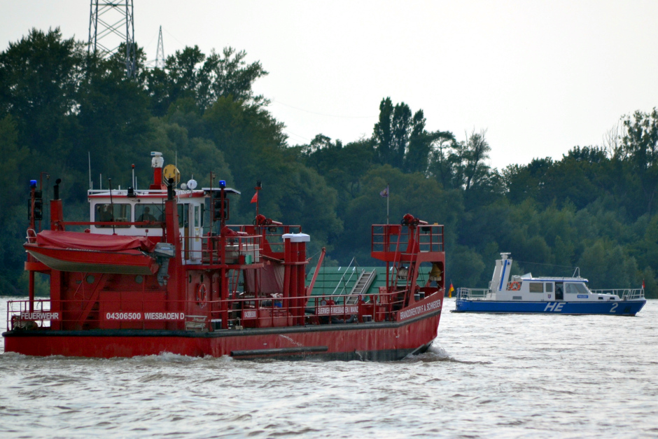 Ein kleiner Pinselstrich mit großer Wirkung. Am Montagmittag wurde im Schiersteiner Hafen eine Umweltverschmutzung entdeckt, die einen Feuerwehreinsatz und polizeiliche Ermittlungen nach sich zog.