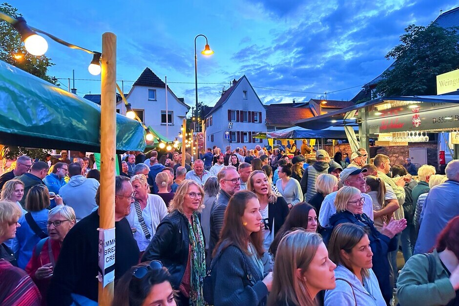 Das Weinfest lockt am 27. und 28. Juni 2025 wieder auf den Dorfplatz in Wiesbaden-Breckenheim.