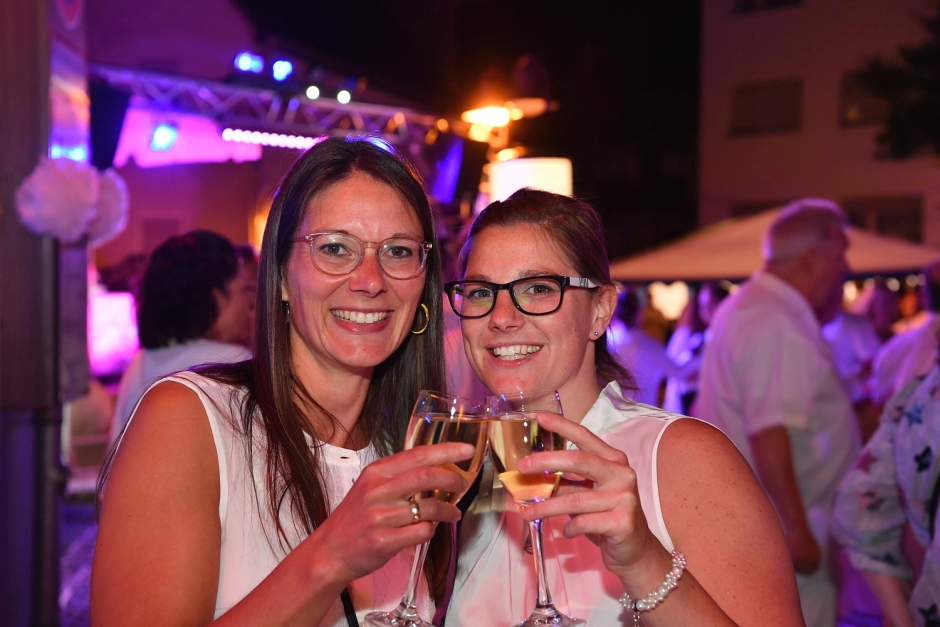 Am 27. und 28. Juni verwandelt sich die Delkenheimer Ortsmitte in eine Feiermeile – mit Beats, Begegnung und viel Tradition. Weiße Nächte und bunte Vielfalt: Delkenheim feiert Sommerwochenende mit White Party und Vereinsfest