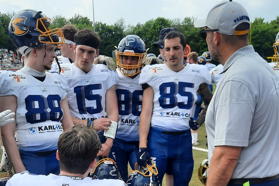 Wiesbaden Phantoms: Christopher Deissenroth (v. l.), Malthe Schmitt, Luis Moreno, Finn Burschyk und OC Patrick Griesheimer mit Lennart Turturica auf der Bank
