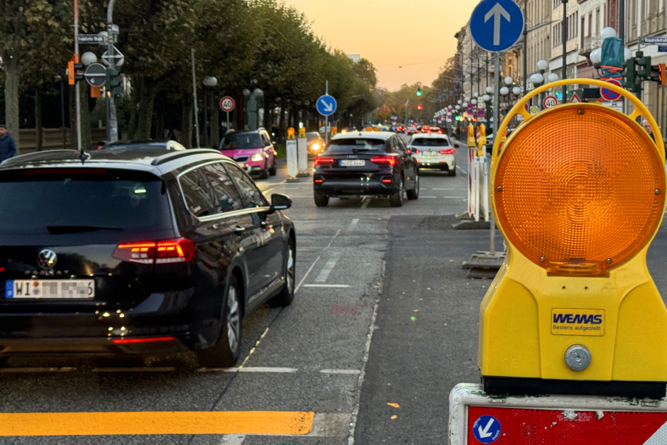 Großbaustelle in der Rheinstraße in Wiesbaden. Frischer Asphalt, neue Wege – und einspuriger Verkehr während der Sanierungsarbeiten.