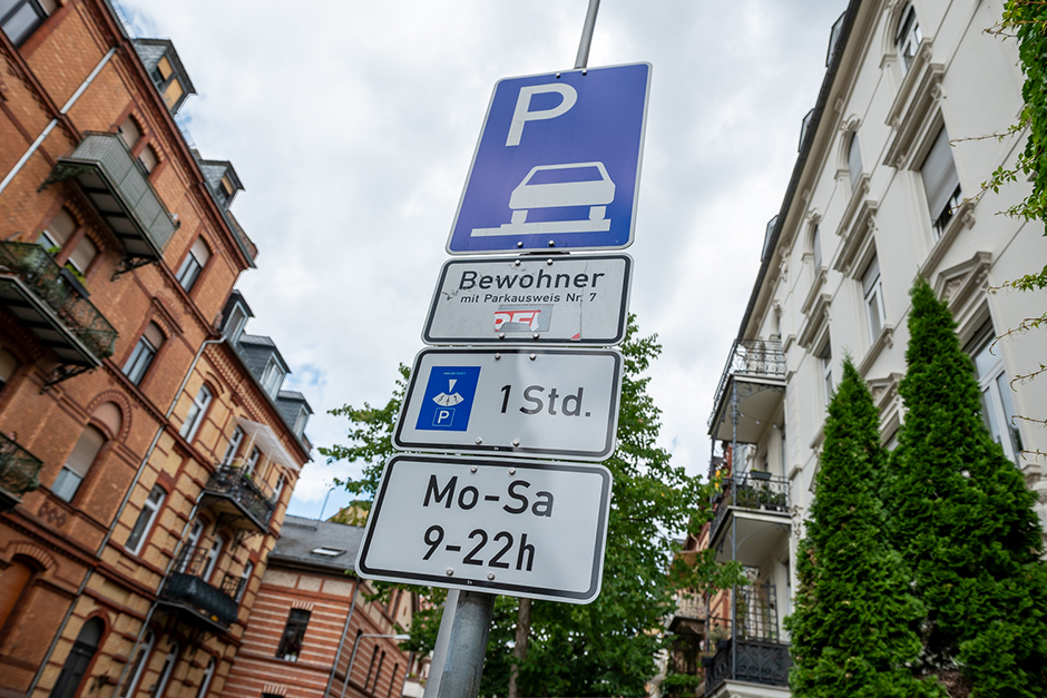 No problem, here's a revised version of the report, aiming for a more engaging and accessible tone for an online news portal. Wiesbadens Bewohnerparken auf Erfolgskurs: Mehr Platz für Anwohner – Erste Gebiete melden Entlastung!
