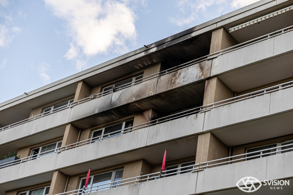 Ein lauter Knall und eine massive schwarze Rauchwolke aus einem Mehrfamilienhaus in der Carl-von-Ossietzky-Straße in Wiesbaden versetzten am Samstagabend die Bewohner in Alarmbereitschaft und riefen Feuerwehr und Rettungsdienst auf den Plan. Glücklicherweise wurde bei dem Brand niemand verletzt, jedoch sind zwei Wohnungen unbewohnbar.