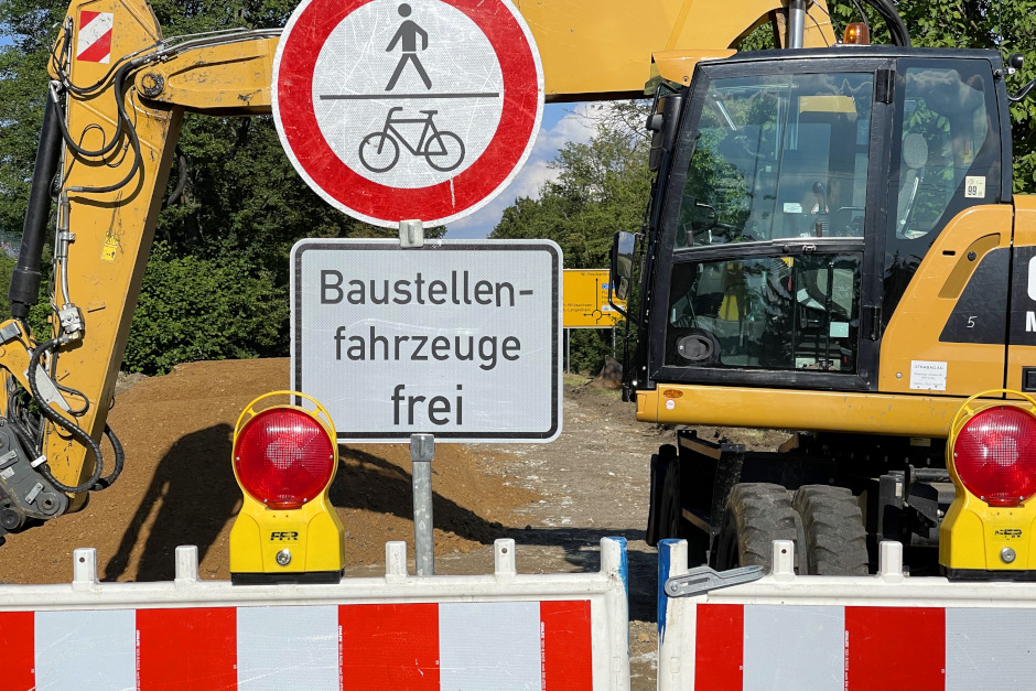 ne wichtige Verbindung für Fußgänger und Radfahrer in Hofheim-Wallau ist ab sofort gesperrt. Der Geh- und Radweg, der von der Siedlungsstraße zur Brücke über die A3 in Richtung Gewerbegebiet und Landesstraße 3017 führt, ist bis auf Weiteres vollständig geschlossen.