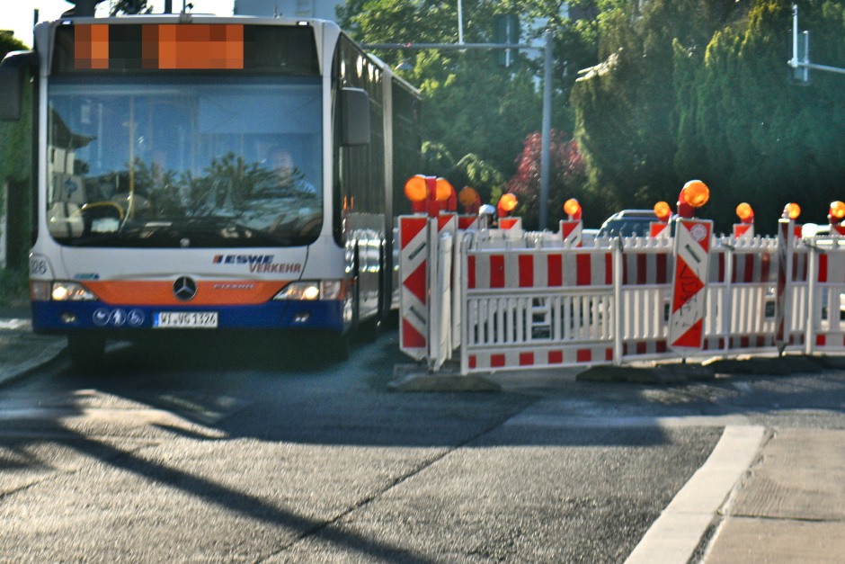 Sperrung der Hunsrückstraße in Wiesbaden-Nordenstadt wegen Bauarbeiten. Mehrere Buslinien werden umgeleitet.