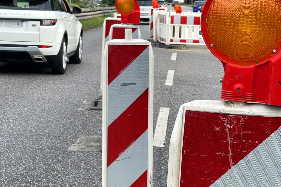 Wechselseite Sperrung einer Fahrspur in der Äppelallee unter der A643 in Wiesbaden-Biebrich.