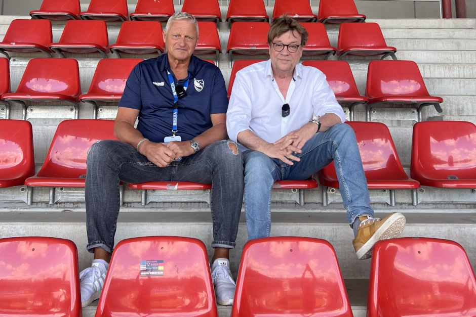 Zuwachs für die Sportredaktion von antenne WIESBADEN: Mit dem früheren ZDF-Sportkommentator Béla Réthy und der Wiesbadener Hockey-Legende Stefan Blöcher verstärkt sich der Sender gleich doppelt – mit zwei prominenten Stimmen, die künftig gemeinsam die Sportberichterstattung des Senders bereichern sollen. Ihr Fokus: Wiesbaden, die Region – und der Sport in seiner ganzen Vielfalt.