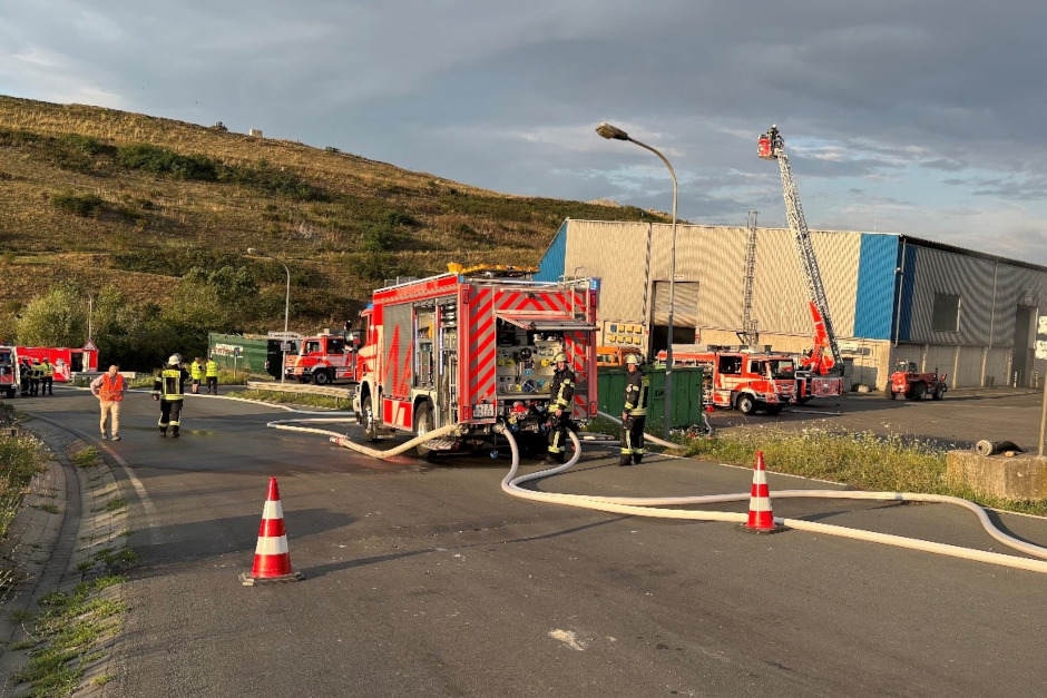 Großbrand auf Wiesbadener Deponie erfolgreich gelöscht