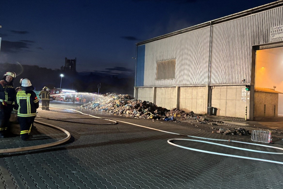 Großbrand auf Wiesbadener Deponie erfolgreich gelöscht