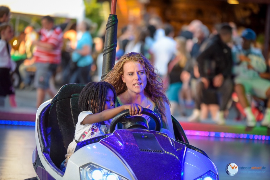 Wenn der Duft von Burgern und Bratwürsten durch die Straßen zieht, Riesenrad und Zuckerwatte locken und ein gigantisches Feuerwerk den Nachthimmel erleuchtet, dann ist es wieder so weit: Das Deutsch-Amerikanische Freundschaftsfest kehrt zurück und feiert 2025 sogar sein 10. Jubiläum! Vom 3. bis 7. Juli verwandelt sich der Hainerberg in Wiesbaden in einen Ort voller Lebensfreude, mit Volksfest-Flair, US-Vibes und einem beeindruckenden Feuerwerk zum 4. Juli.