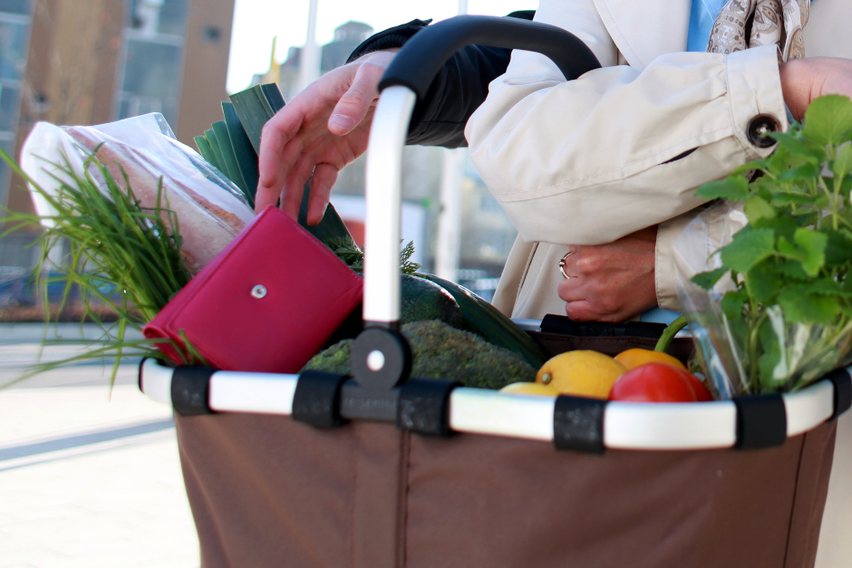 Trickdiebstahl in Wiesbadener Supermarkt: Rentnerin um Geldbörse gebracht – Polizei sucht Diebesduo