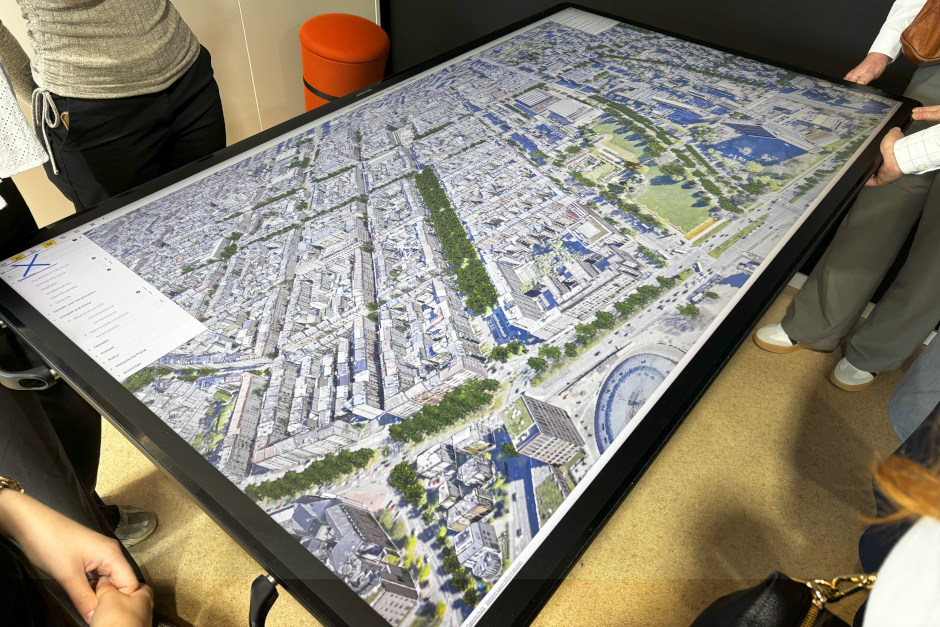 Wiesbaden hat einen bedeutenden Schritt in Richtung zukunftsfähige Stadtplanung gemacht. Mit dem neuen urbanen Digitalen Zwilling steht der Landeshauptstadt erstmals ein interaktives 3-D-Stadtmodell zur Verfügung, das Geodaten, Luftbilder und Planungsinformationen vereint. Das Projekt soll Bürgerbeteiligung fördern, Verwaltung entlasten und nachhaltige Entwicklungen ermöglichen.