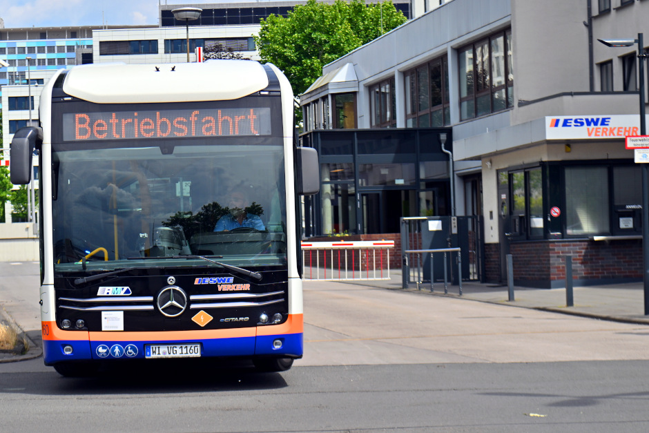 Die Stadtverordnetenversammlung hat am Donnerstag, den 3. Juli, eine wegweisende Entscheidung für den öffentlichen Personennahverkehr (ÖPNV) in der Landeshauptstadt getroffen: Die Durchführung des Stadtbusverkehrs wird im Rahmen einer Direktvergabe mittels eines Öffentlichen Dienstleistungsauftrags (ÖDA) ab dem 1. Oktober 2027 erneut an die ESWE Verkehr vergeben. Damit erhält ESWE Verkehr das ausschließliche Recht für den Stadtbusverkehr in Wiesbaden für die nächsten 15 Jahre.