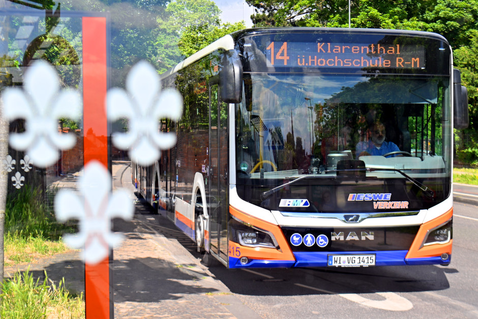 Autofreies Rheinufer in Wiesbaden-Biebrich. Verkehrsversuch bringt Änderungen im Busverkehr. Mehrere Linien werden umgeleitet.