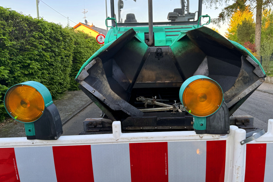 Vollsperrung der Rubensstraße in Wiesbaden für die Fahrbahndeckenerneuerung.