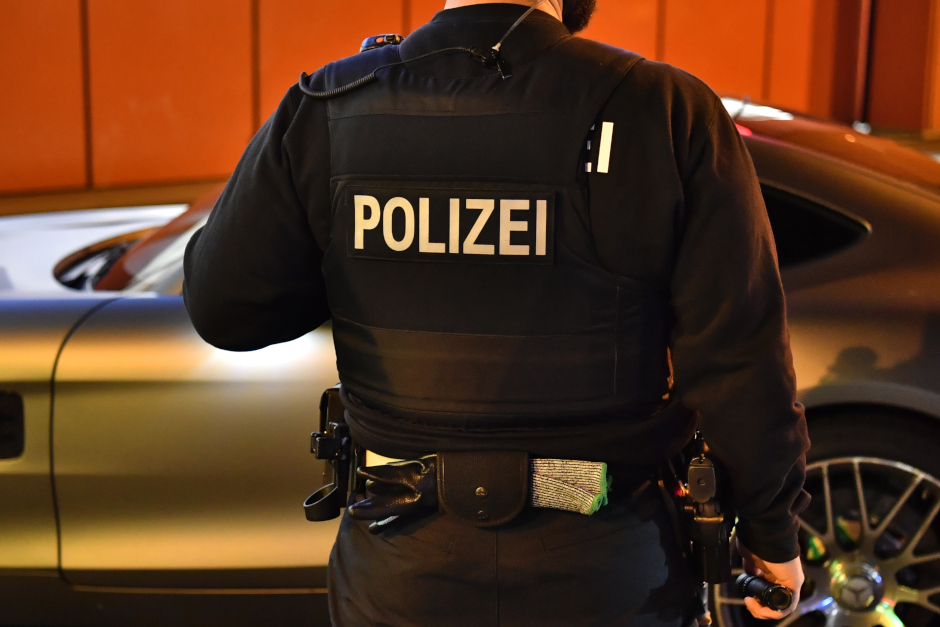 In der Sonntagnacht hat ein 22-jähriger Mann mit seinem hochmotorisierten Mercedes Benz AMG GT 63 ein verbotenes Kraftfahrzeugrennen in der Wilhelmstraße veranstaltet. Der junge Mann fiel einer Zivilstreife durch extremes "Poser-Verhalten" auf und muss nun mit drastischen Konsequenzen rechnen.