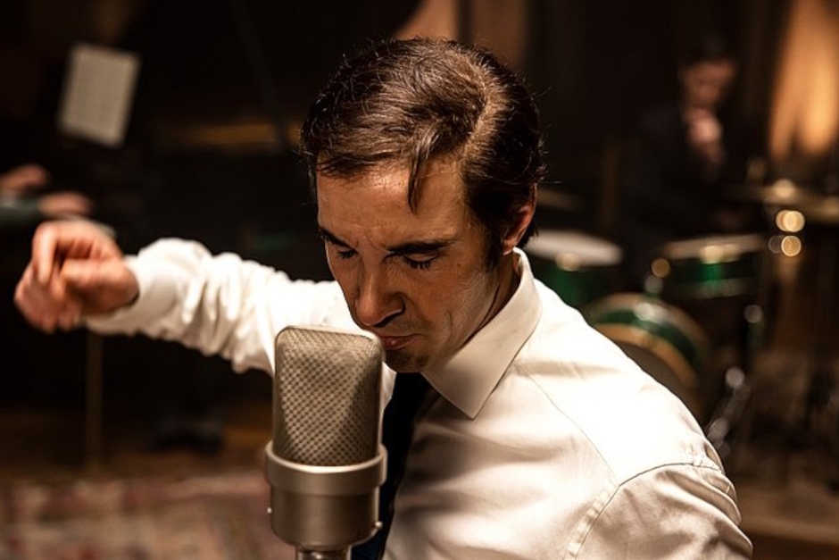 "Filme im Schloss" präsentiert ein bewegendes Biopic über den französischen Chansonnier Charles Aznavour.