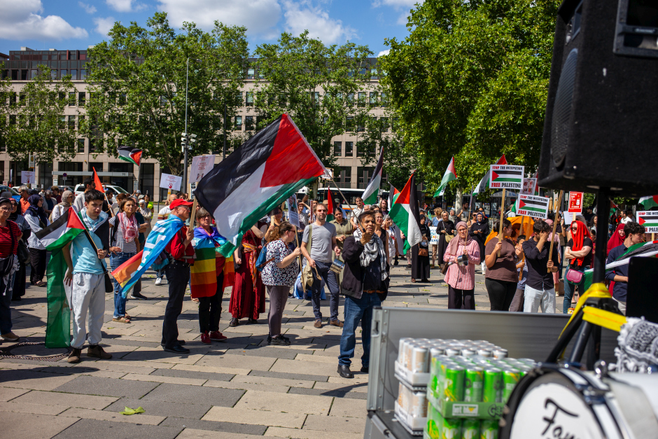„Gaza braucht dich!“: Mahnwache vor dem Wiesbadener Hauptbahnhof am Samstagnachmittag fordert Ende der Hungersnot.