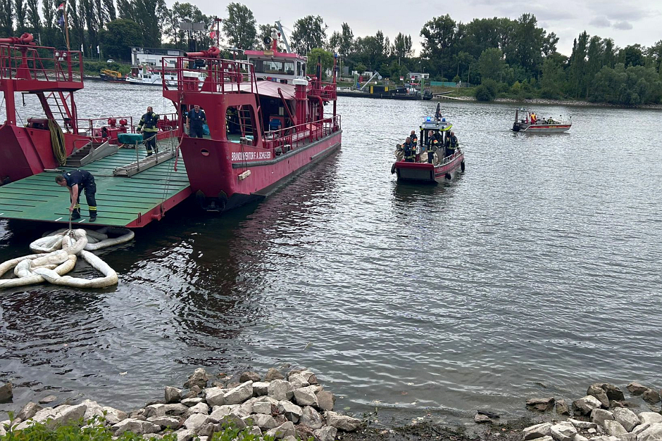 Ein Schockmoment trübte den Sonntagnachmittag im idyllischen Schiersteiner Hafen: Ein gigantischer Ölfilm, so groß wie ein Fußballfeld, bedeckte plötzlich die Wasseroberfläche und löste einen sofortigen Großeinsatz der Rettungskräfte aus. Feuerwehr, DLRG und Wasserschutzpolizei rückten gegen 15:00 Uhr aus, um eine drohende Umweltkatastrophe zu verhindern.
