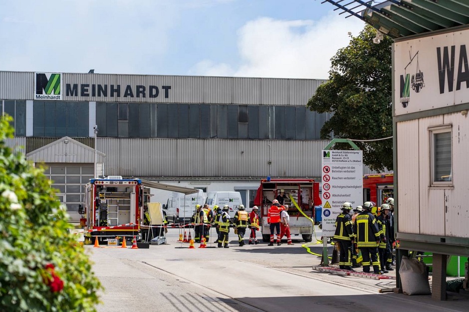 Großeinsatz in Hofheim-Wallau: Brand auf Meinhardt-Gelände führt zu starker Rauchentwicklung
