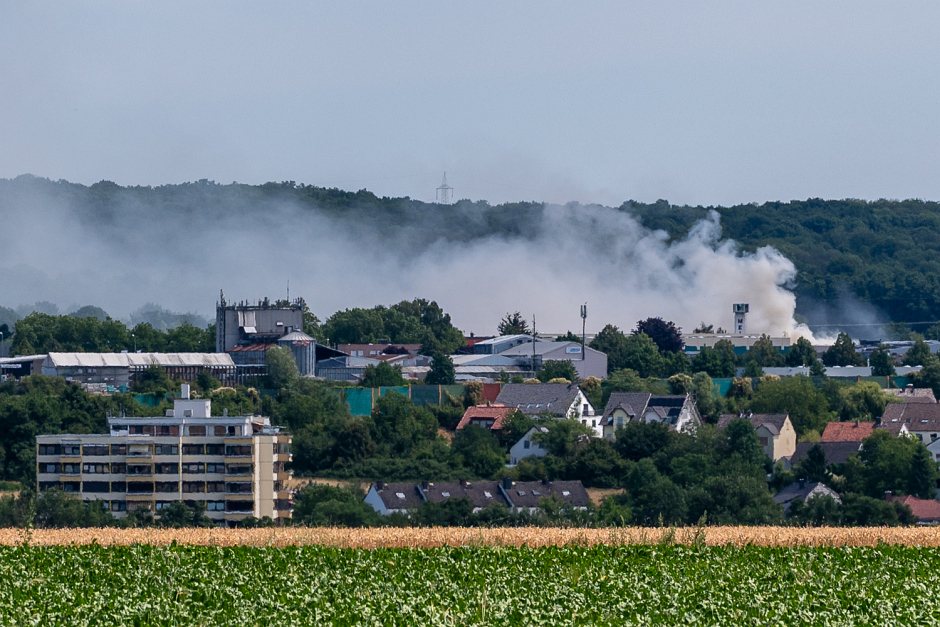 Großeinsatz in Hofheim-Wallau: Brand auf Meinhardt-Gelände führt zu starker Rauchentwicklung