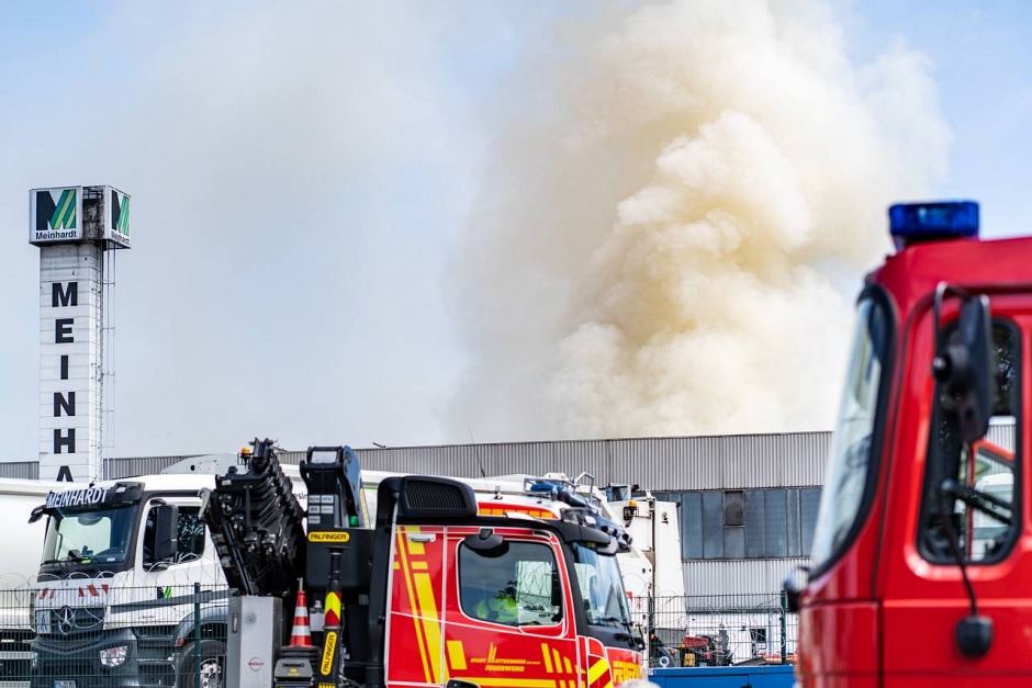 Großeinsatz in Hofheim-Wallau: Brand auf Meinhardt-Gelände führt zu starker Rauchentwicklung
