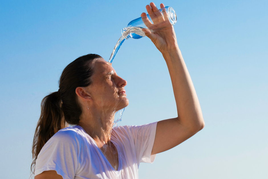 Die Sonne brennt, der Asphalt glüht: Der Deutsche Wetterdienst hat eine Hitzewarnung der Stufe 2 für Wiesbaden herausgegeben – gefühlte Temperaturen über 38 Grad. Für viele nur lästig, für manche jedoch eine echte Gefahr. Die Stadt Wiesbaden reagiert mit einem umfassenden Hitzeaktionsplan – vollgepackt mit Tipps, Karten, Broschüren und digitalen Angeboten.