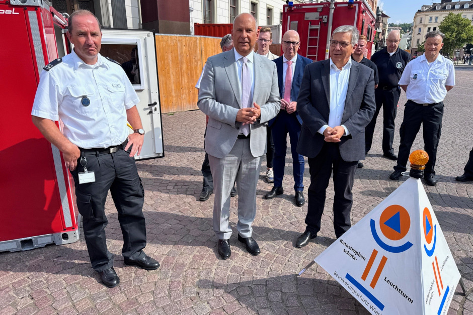 Innenminister Roman Poseck u.a. gemeinsam mit Oberbürgermeister Gert-Uwe Mende und Lars Ritscher (Feuerwehr Wiesbaden)